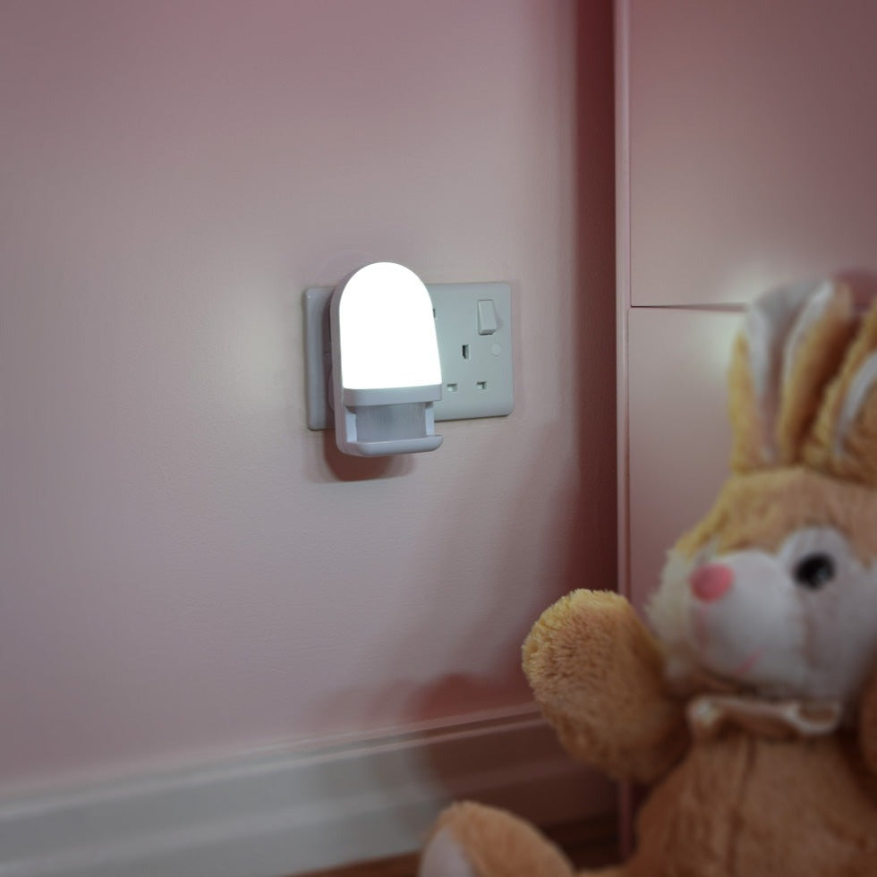 LED AUTOMATIC NIGHTLIGHT WITH PIR SENSOR