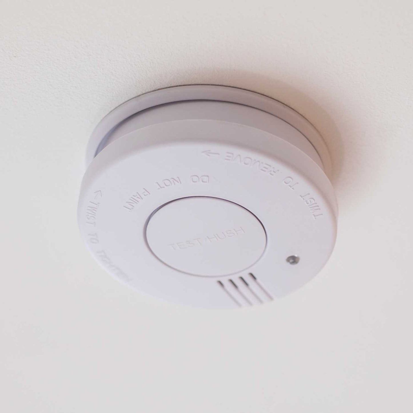 PHOTOELECTRIC SMOKE ALARM WITH HUSH FEATURE